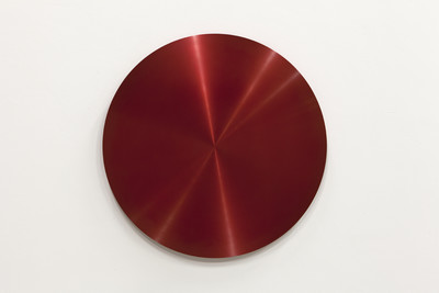 Disque anodisé rouge - © Mennour