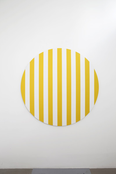 Cercle coloré jaune, situated work - © Mennour