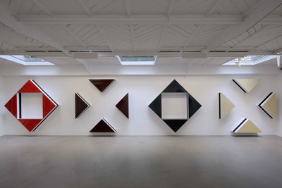 Quand les carrés font des cercles et des triangles : hauts-reliefs situés - © Mennour