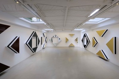 Quand les carrés font des cercles et des triangles : hauts-reliefs situés - © Mennour