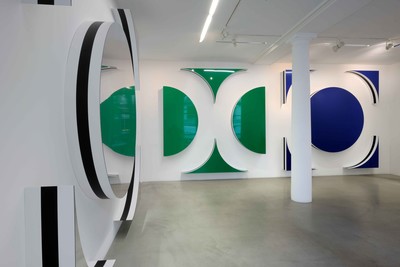 Quand les carrés font des cercles et des triangles : hauts-reliefs situés - © Mennour