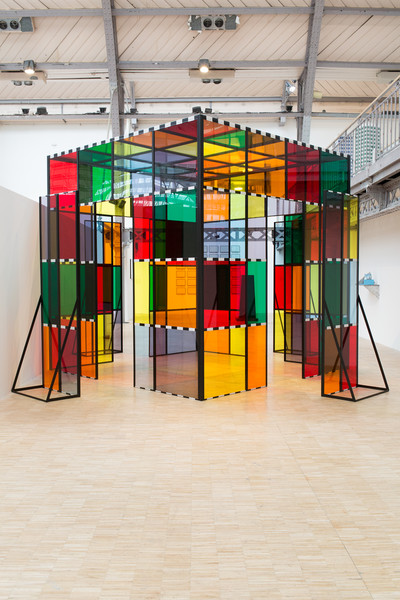 La Cabane éclatée aux plexiglas transparents et colorés, situated work - © Mennour