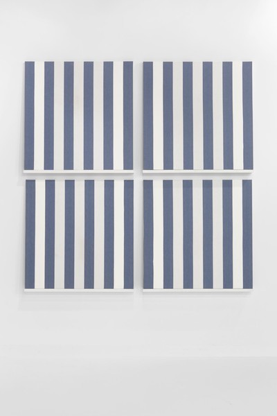 Les Tableaux, quatre éléments, bleu marine, situated work - © Mennour