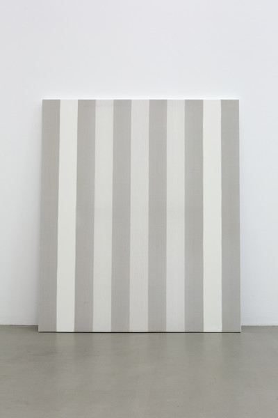 Peinture acrylique blanche sur tissu rayé blanc et gris clair - © Mennour