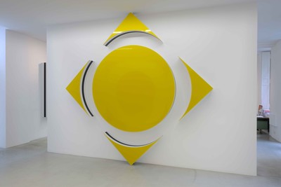 Quand les carrés font des cercles et des triangles : haut-relief situé - E - © Mennour