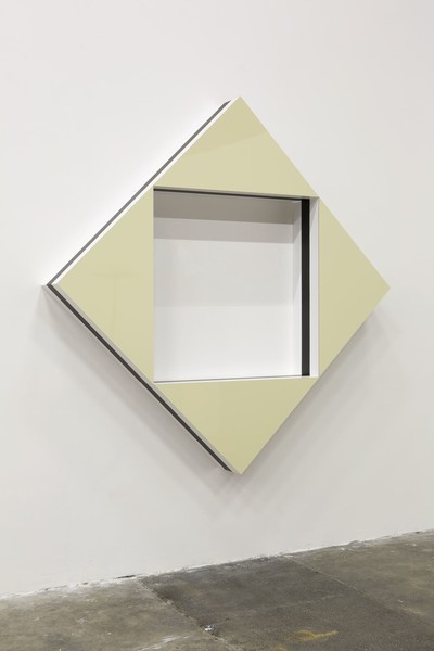 Quand les carrés font des triangles : Haut-Relief situé - F - © Mennour