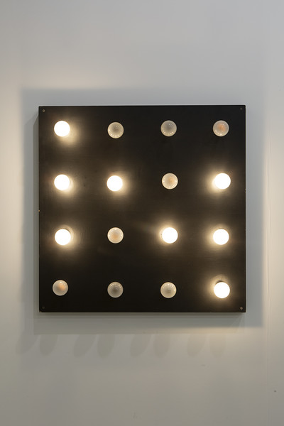 16 lampes allumage avec 4 rythmes superposés - © Mennour