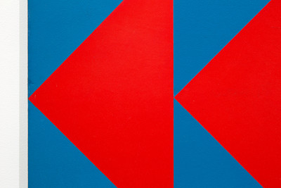 Carr&eacute;s et triangles rouges et bleus (Red and Blue Squares and Triangles) - © Mennour
