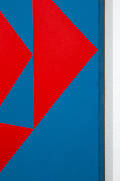 Carr&eacute;s et triangles rouges et bleus (Red and Blue Squares and Triangles) - © Mennour