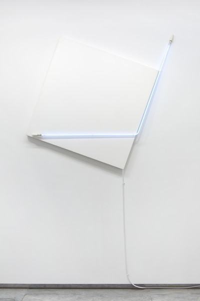 Tableau 20°-120° neon 0°-110° - © Mennour