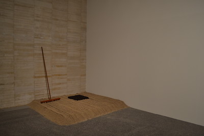 Gina Pane
Stripe Rake, 1969
Sable, humus, un râteau de bois
Piece made of 2m2 of sand, 1m2 of earth, a wooden rake made by me, which was left out for the public so that they could activate the space occupied by the sand and earth.
Stripe Rake, 1969. Turin
17 x 200 x 200 cm - © © ADAGP Gina Pane
Photo. MUSAC
Courtesy Anne Marchand and kamel mennour, Paris/London, Mennour
