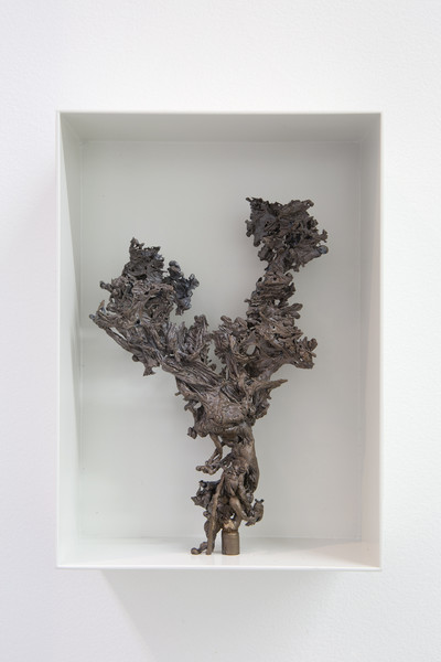 Hicham Berrada
Kéromancie #7, 2018-2019
Charred bronze, white painted steel box
28 x 20 x 9,5 cm - © &copy; ADAGP Hicham Berrada
Photo. archives kamel mennour
Courtesy the artist and kamel mennour, Paris/London, Mennour