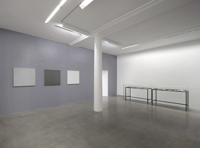 François Morellet
- Trames, 1972
Vinyl wallpaper. Variable dimensions
- 4 doubles trames 0°-22°5-45°-67°5, 1958
Huile sur bois / Oil on wood. 80 x 80 cm
- 22 trames 0°, 8°, 16°, 24°, 32°, 41°, 50°, 58°, 66°, 74°, 82°, 90°, 98°, 106°, 114°, 122°, 131°, 140°, 148°, 156°, 164°, 172°, 1960
Huile sur bois / Oil on wood. 80 x 80 cm
- 2 doubles trames noires 0° 45°.3 doubles trames blanches 30° 60° 75°, 1970
Silkscreen paint on wood. 80 x 80 cm
View of the exhibition « CholetNew York. François Morellet with Ellsworth Kelly,
Sol LeWitt, Fred Sandback & Frank Stella », curator : Béatrice Gross, kamel mennour
(47 rue SaintAndré des arts), Paris, 2017
© ADAGP François Morellet
Photo. Julie Joubert & archives kamel mennour
Courtesy Studio Morellet and kamel mennour, Paris/London - © Mennour