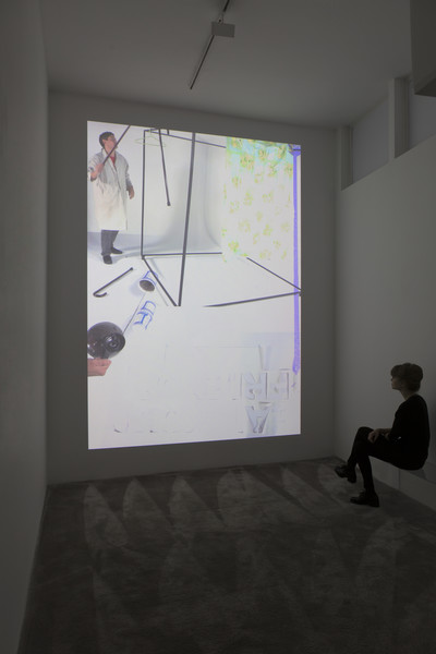 Alex Hubbard
Eat Your Friends, 2012
Vidéo / Video
5 min 39 s
View of the exhibition « For Real », curated by : Anne Pontégnie, kamel
mennour (47, rue Saint-André des Arts), Paris, 2015
© Alex Hubbard
© Photo. Fabrice Seixas
Courtesy Alex Hubbard - © Mennour