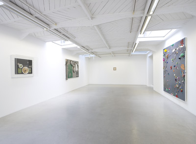 View of the exhibition « For Real », curated by : Anne Pontégnie, kamel
mennour (47, rue Saint-André des Arts), Paris, 2015
© 2015 Les artistes (de gauche à droite / from left to right) : Daniel Spoerri / ADAGP ; Robert
Rauschenberg / VAGA-ADAGP ; Pablo Picasso / ADAGP ; Alex Hubbard
© Photo. Fabrice Seixas
Courtesy Daniel Spoerri and Galerie Georges-Philippe et Nathalie Vallois, Paris
Courtesy Pace Gallery, New York pour l’oeuvre de Robert Rauschenberg
Private collection for Pablo Picasso’s work
Courtesy Alex Hubbard - © Mennour