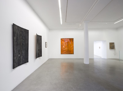 Vue de l’exposition / View of the exhibition « For Real », curated by : Anne Pontégnie, kamel
mennour (47, rue Saint-André des Arts), Paris, 2015
© 2015 Les artistes (de gauche à droite / from left to right) : David Hominal ; Kurt Schwitters / ADAGP ;
Mathieu Malouf ; Pablo Picasso / ADAGP ; Fredrik Værslev
© Photo. Fabrice Seixas
Courtesy David Hominal and kamel mennour, Paris
Courtesy kamel mennour, Paris pour l’oeuvre de Kurt Schwitters / for Kurt Schwitters’ work
Courtesy Mathieu Malouf and Real Fine Arts, New York
Collection particulière pour l’oeuvre de Pablo Picasso / Private collection for Pablo Picasso’s work
Courtesy Fredrik Værslev - © Mennour