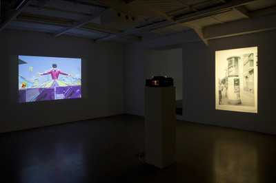 Claude Lévêque
Un instant de rêve, 2013
Video projection : 16 pictures on loop
&
Carsten Höller
Kinder Demonstrieren Für Die Zukunft (Doku), 1992
Installation-diapo (Documentation) : Projection of 40 slides in a Kodak carousel
View of the exhibition « L’image pensée », kamel mennour, Paris, 2013
© ADAGP / Claude Lévêque
© Carsten Höller
Photo. Fabrice Seixas
Courtesy Claude Lévêque and kamel mennour, Paris
Courtesy Carsten Höller and Galerie Air de Paris, Paris - © Mennour