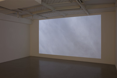 Ann Veronica Janssens
Ciel, 2002-2003
Installation multimédia : caméra et vidéo-projection simultanée
Dimensions variables
Vue de l’exposition « Lux Perpetua », kamel mennour, Paris, 2012
© Ann Veronica Janssens Photo. Fabrice Seixas
Courtesy the artist and Air de Paris, Paris - © Mennour