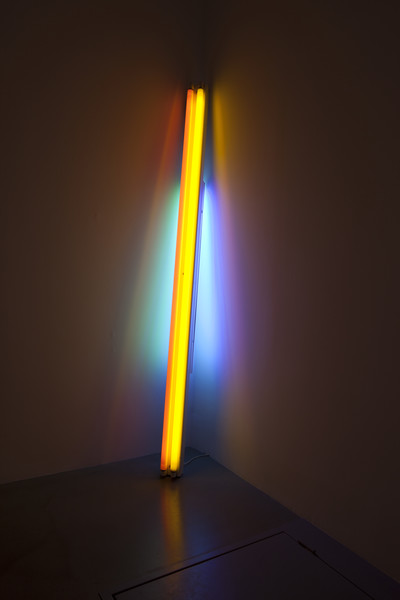 Dan Flavin
Sans Titre (to the Real Dan Hill), 1978
Néons rose, doré, bleu, vert ; Métal laqué
243,8 x 13 x 20 cm
Vue de l’exposition « Lux Perpetua », kamel mennour, Paris, 2012
Photo. Fabrice Seixas
Collection privée, Paris - © Mennour