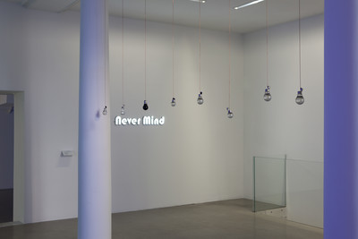 Michel François, Sans titre (Ampoules), 2012
Miri Segal, Never mind, 2012
Vue de l’exposition « Lux Perpetua », kamel mennour, Paris, 2012
© The artists Photo. Fabrice Seixas
Courtesy the artists and kamel mennour, Paris - © Mennour