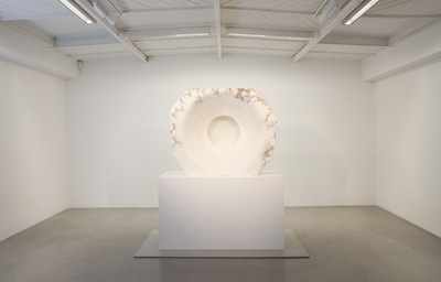 Anish Kapoor
Untitled, 2011
Albâtre
Sculpture : 107 x 132 x 40 cm
Socle : 87 x 150 x 60 cm
Vue de l’exposition « Lux Perpetua », kamel mennour, Paris, 2012
© Anish Kapoor Photo. Fabrice Seixas
Courtesy the artist and kamel mennour, Paris - © Mennour