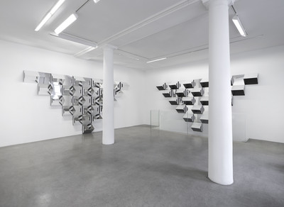 Pyramidal, hauts-reliefs, travaux in situ et situés, 2017 - © Mennour