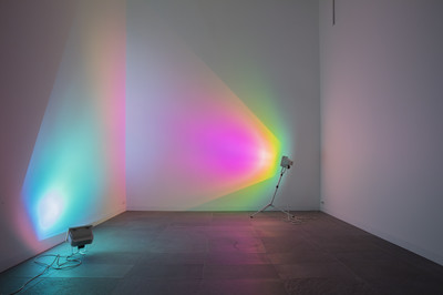 Ann Veronica Janssens
Hot Pink Sea Blue, 2019
2 x 750 watt halogen lamp, dichroic colour filters, 1 tripod
Musée de l’Orangerie, Paris
© Photo Sophie Crépy
Courtesy the artist and kamel mennour, Paris/London - © Mennour