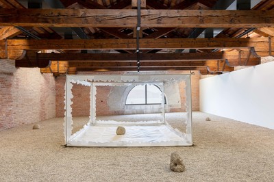 Lee Ufan - Palazzo Grassi — Punta della Dogana - © Mennour